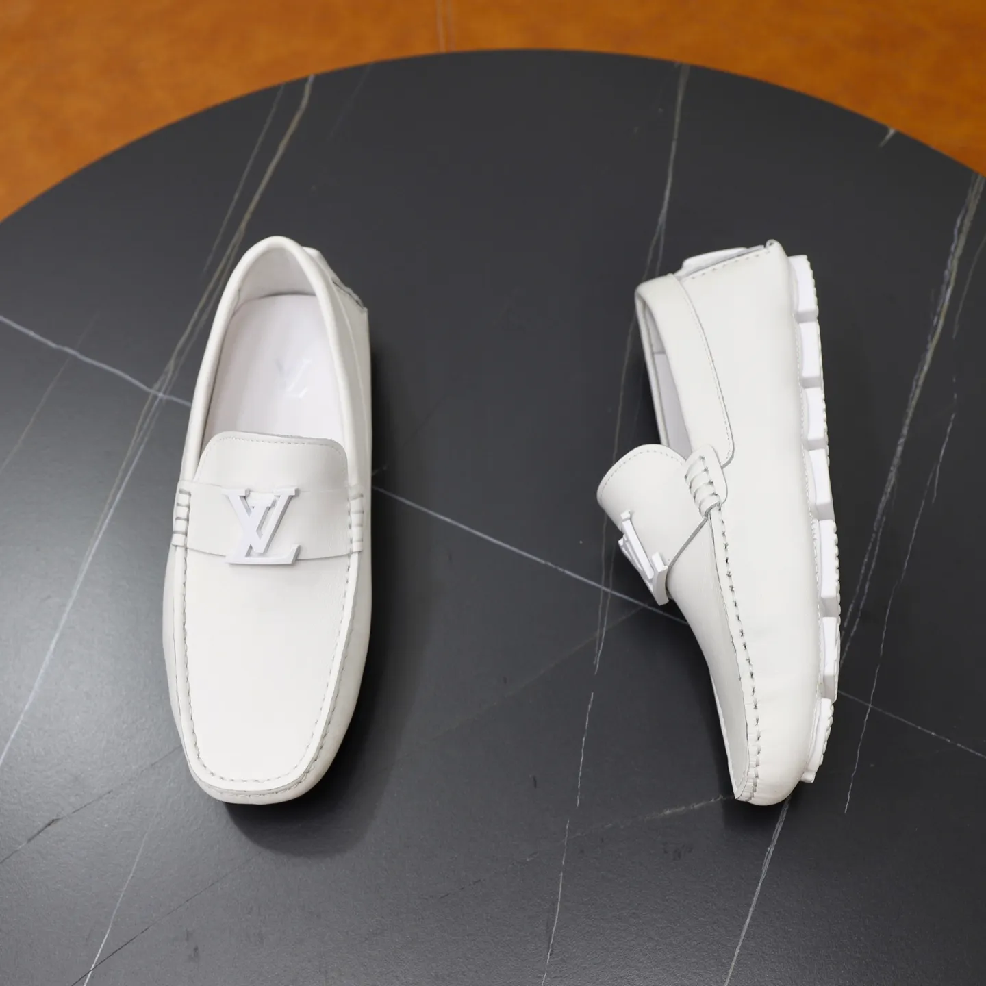 Ex-factory price: 480💰【LV】Louis Vuitton ⚠️High-end men’s driving and pedal series ⚠️38-44 (customized for 45) ⚠️All original cowhide leather! Thick and soft! Made entirely of calfskin lining! Rubber sheet anti-slip beanie sole! Three-dimensional package technology! Fashionable and classic! Handicrafts! Original high quality! Feel free to compare!